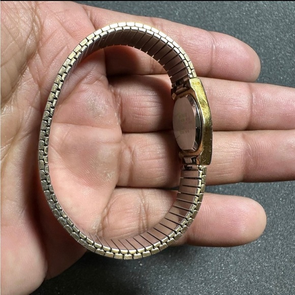 Helbros Ladies Quartz Watch Gold Tone Black Dial Stretch Band Working 26341 - Picture 4 of 11